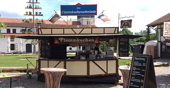 Mobiler Stand der Flammkuchenschmiede mit Holzbackofen auf einem Event
